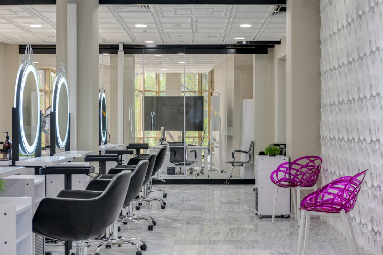Ánh sáng là yếu tố quan trọng trong thiết kế salon tóc