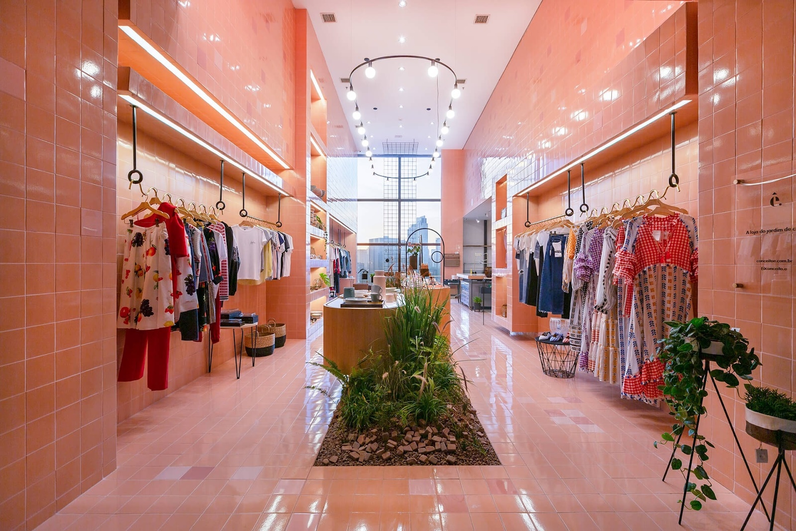 Hệ thống trưng bày và kệ hàng trong thiết kế shop thời trang