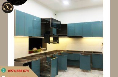 BẾP NHÔM CÁNH KÍNH TAY NẮM VÁT XÉO - CÁNH KÍNH TỦ ÁO XANH ĐẬM TAY NẮM CNC LIỀN KHUNG